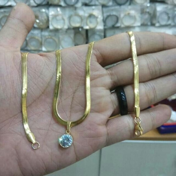 Kalung Pipih Titanium Gold dengan Permata