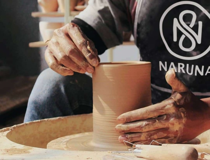 NARUNA, Bangkitkan Kebanggaan Lokal dengan Koleksi Kerajinan Keramik dan Kayu